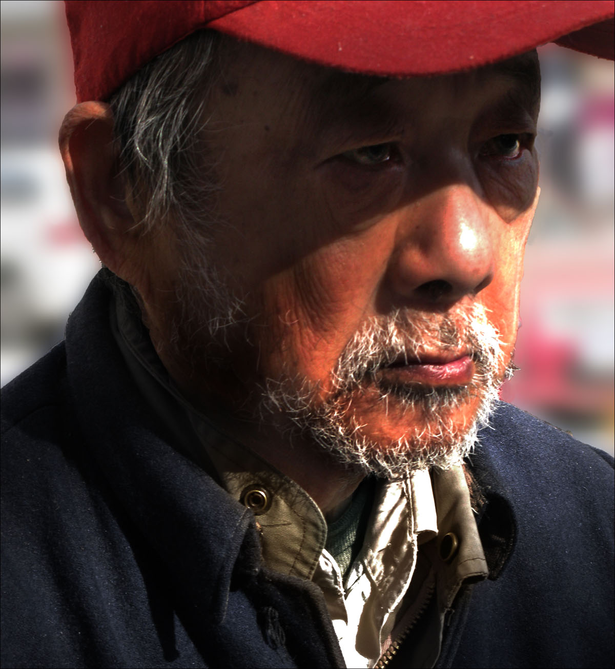 戴红帽的老人.jpg