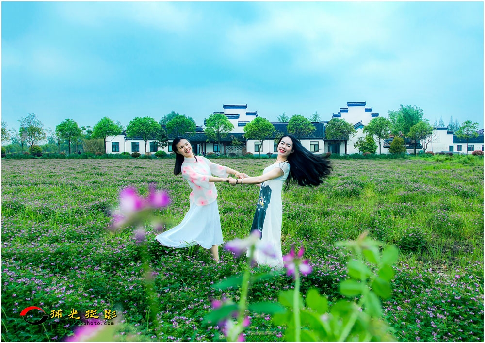 096-《少女与花海》-袁梦海.jpg