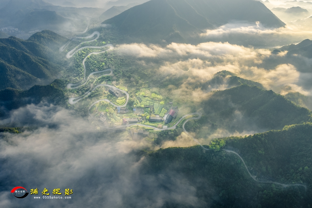 3《山路弯弯》摄影 周鲁静.JPG