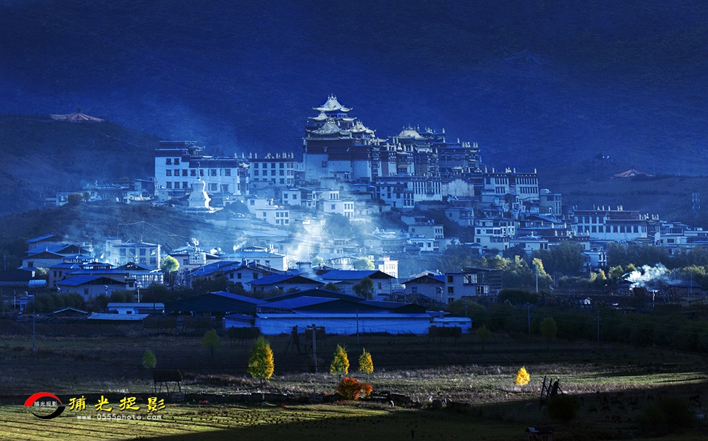2《 晨曦中的松赞林寺》摄影 葛忠无.JPG
