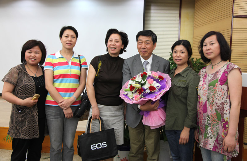 陈仲元接受女摄影家分会的鲜花并合影