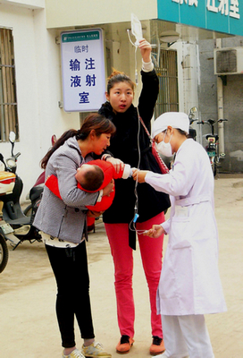 尽心护理 高荣华摄.jpg