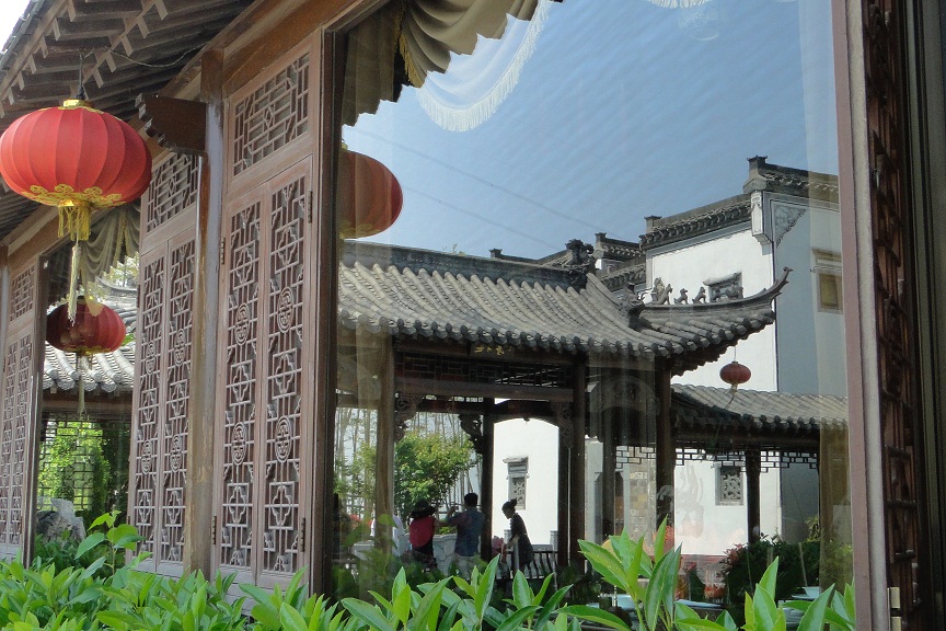 美景入窗：蓝天、白云、马头墙的徽韵美景、并不在窗外，而是映在窗户的玻璃上，与古朴的窗棱浑然一体
