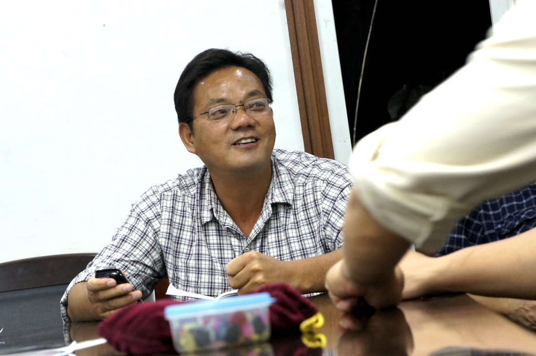 吴建华秘书长在主持月赛.JPG