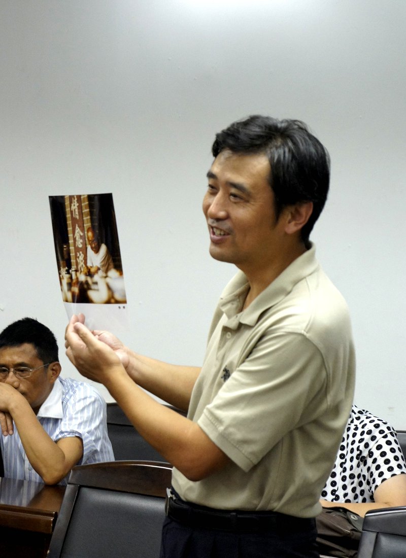 获奖选手在讲解.JPG