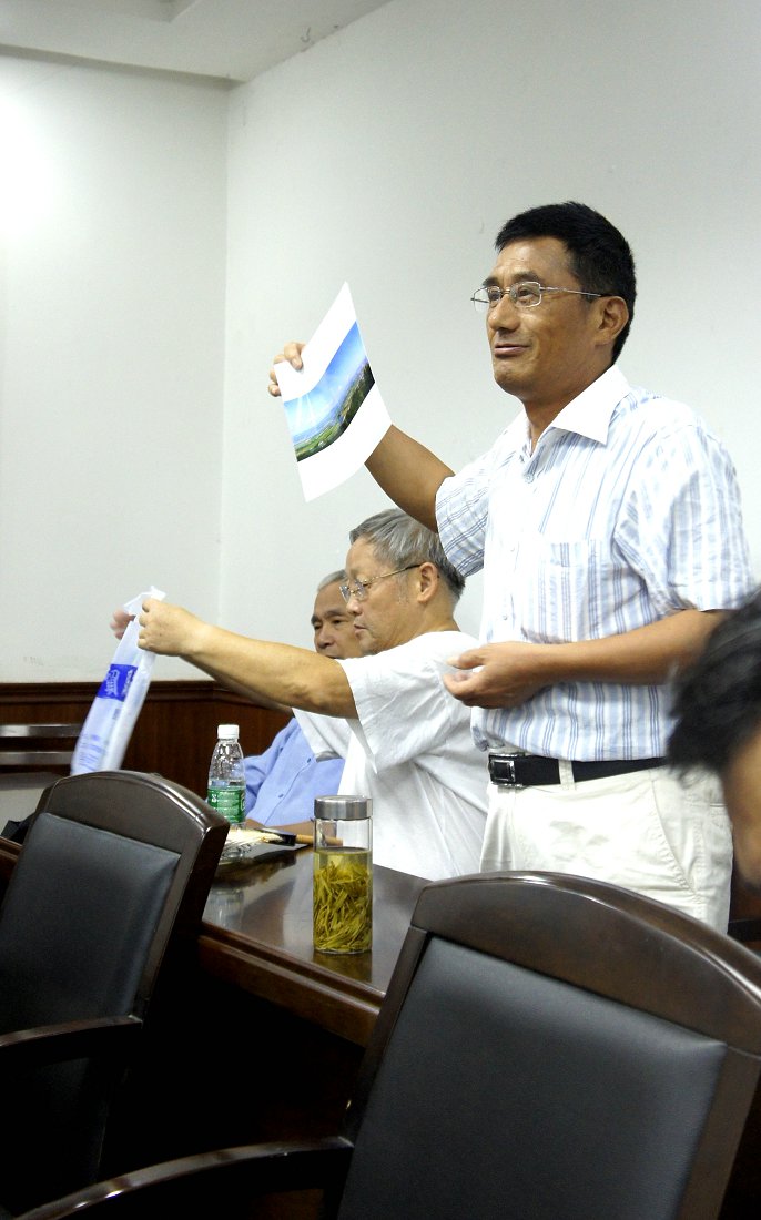 获奖选手在发言.JPG